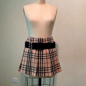 Burberry pleated 100% wool skirt with black belt